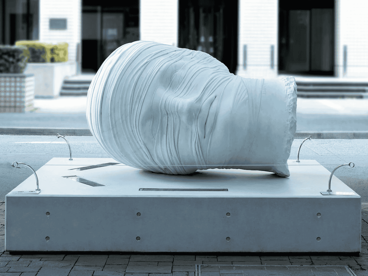 イゴール・ミトライ「眠れる頭像」