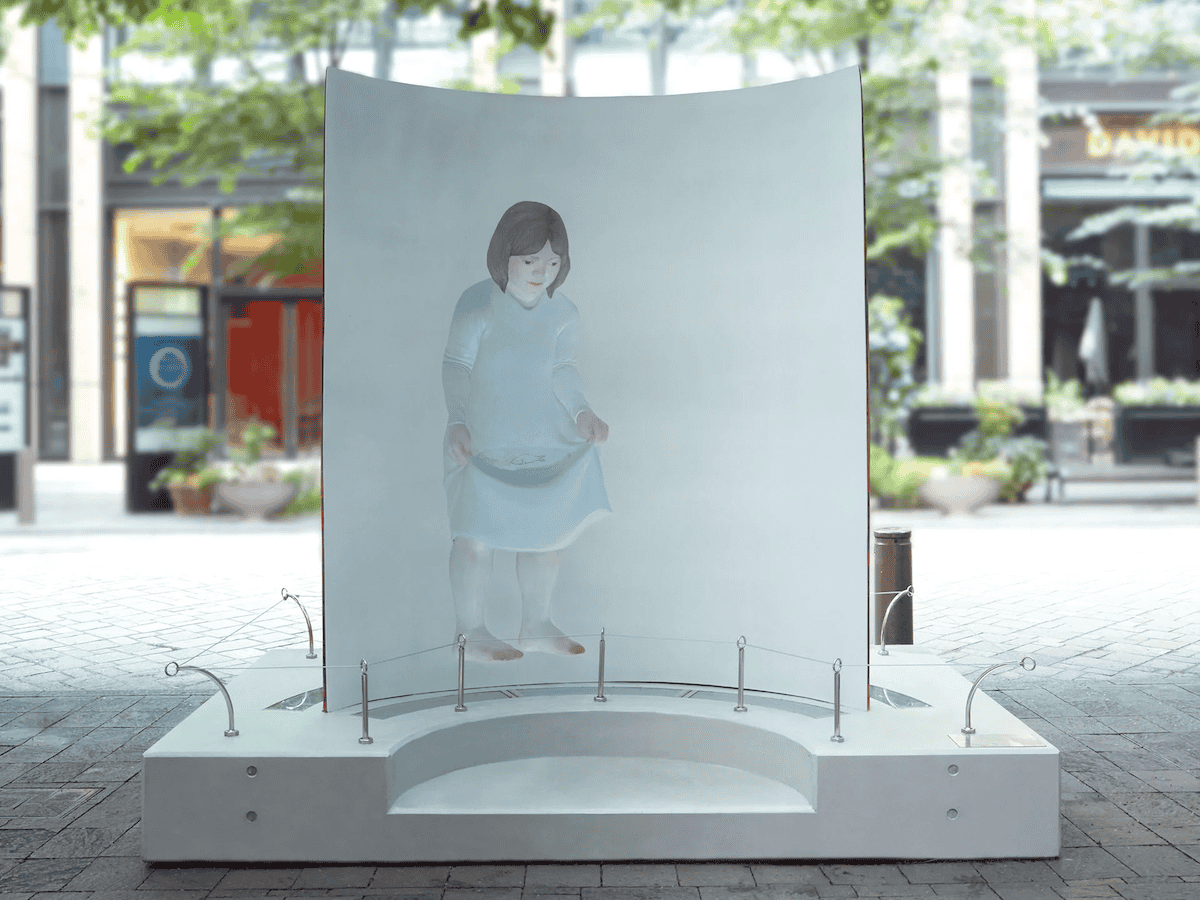 中谷ミチコ「小さな魚を大事そうに運ぶ女の子と金ピカの空を飛ぶ青い鳥」