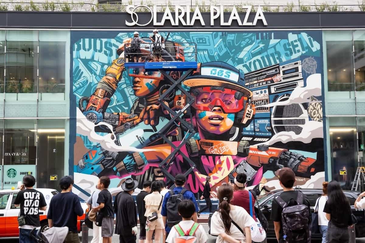 ソラリアプラザ西側壁面