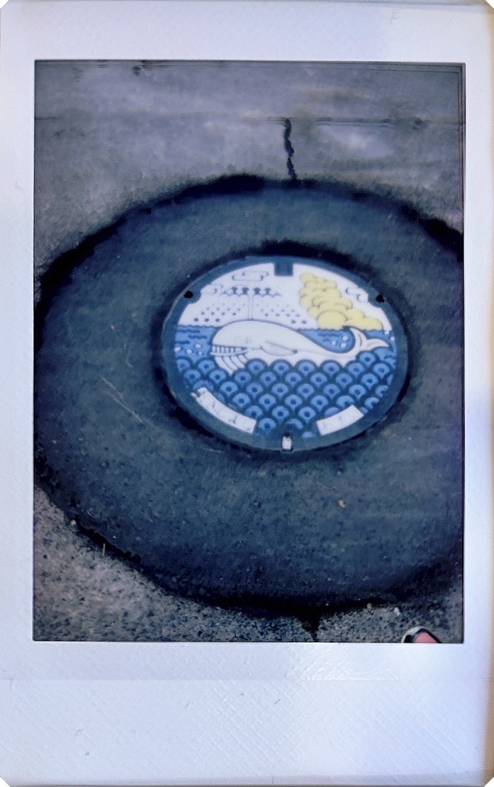 アキシマクジラのマンホール