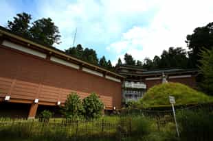 Kokuho-den
(national treasure storage building)