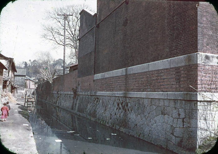 倉敷アイビースクエア南西隅の水路